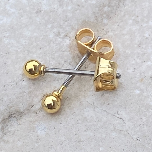 Gold tone stud earrings 3 mm new - Picture 2 of 7